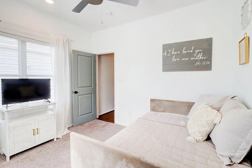 Building Photo - Room in Single Family Home on Bowen Ave SE
