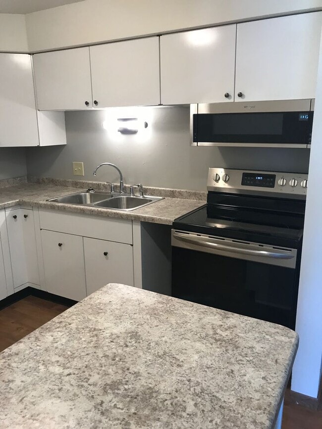 Building Photo - 2 Bedroom Lower with Heat & Water Included in Neenah