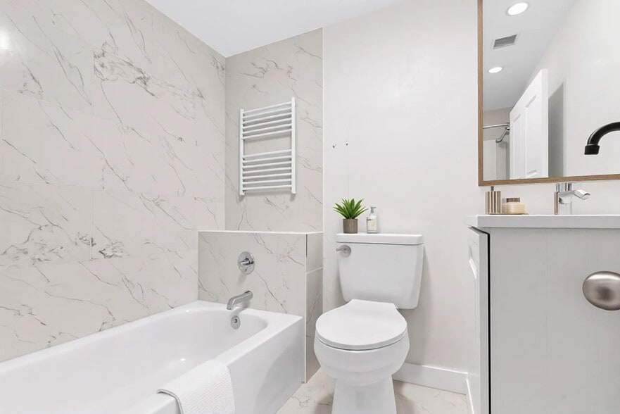 Building Photo - 206 S Elm St