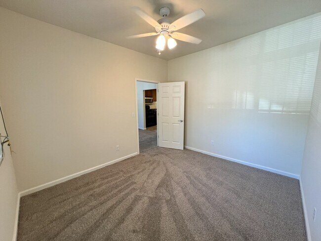 Building Photo - Beautiful 3 bedroom, 1 bathroom home locat...