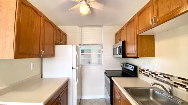 Building Photo - STUDIO w/ 1 PARKING AVAILABLE June 2025 NE...