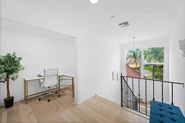 Building Photo - 413 Holiday Dr