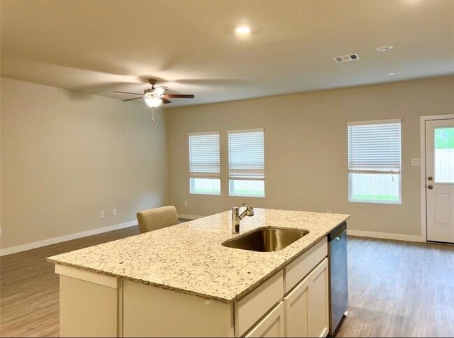 Building Photo - 812 Westpointe Dr