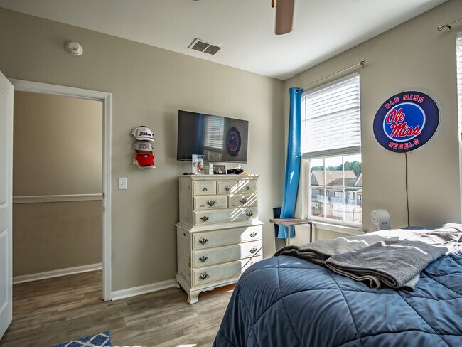 Building Photo - Rowandale