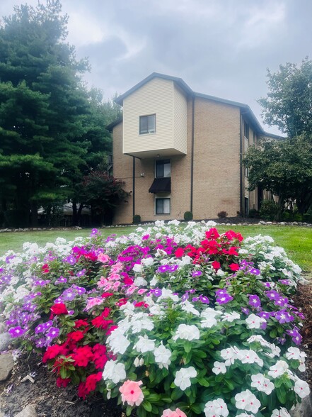 Building Photo - Hillcrest Oaks