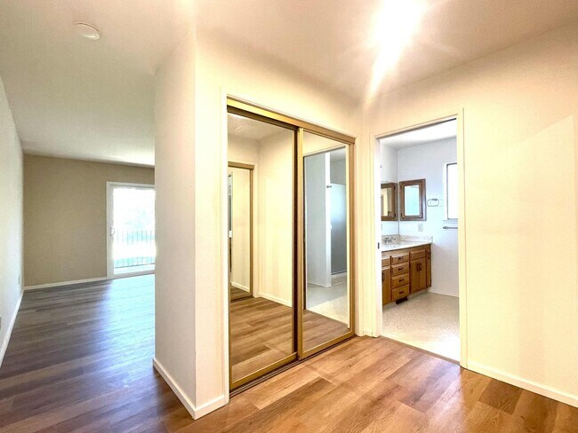 Building Photo - 3/2 plus a large bonus room-Home on golf c...