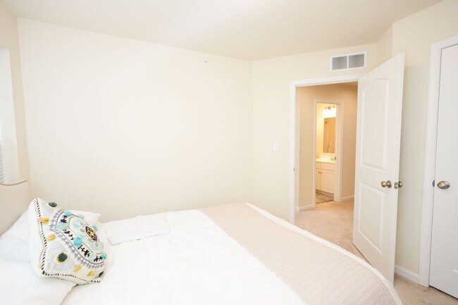 Building Photo - 119 High Pointe Dr