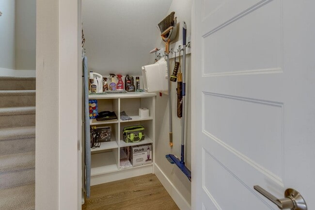 Building Photo - Furnished West Bend Home Available May-November