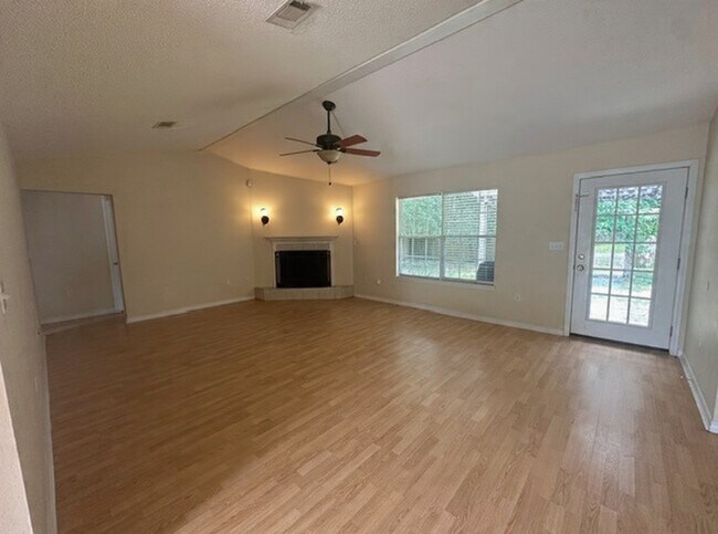 Building Photo - 4821 Acorn Dr