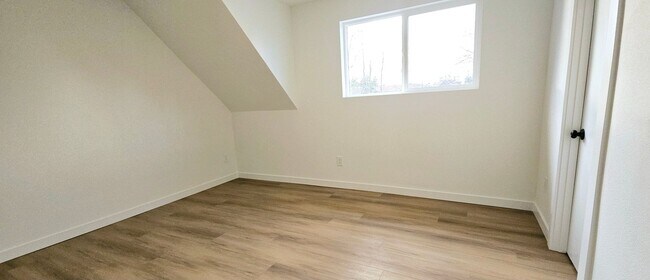 Building Photo - MOVE-IN SPECIAL! Recently Renovated 2 Stor...