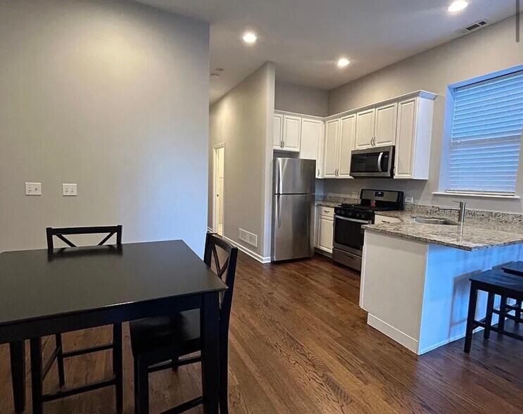 Building Photo - 3232 S Wells St