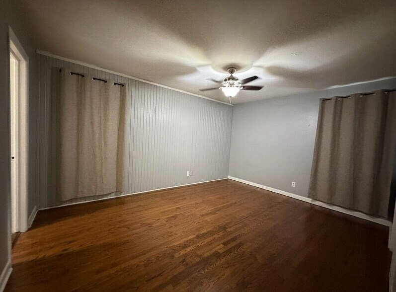 Building Photo - 2104 Hillburn Dr