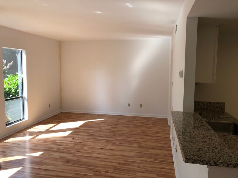 Building Photo - 10 Pine Tree Rd