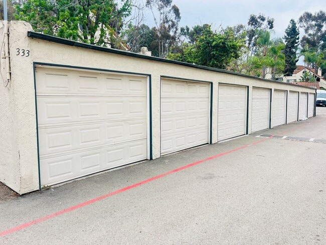 Building Photo - Beautifully Vista Upgraded Upstairs Corner Condo
