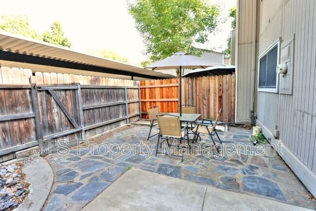 Building Photo - 9 Derow Ct