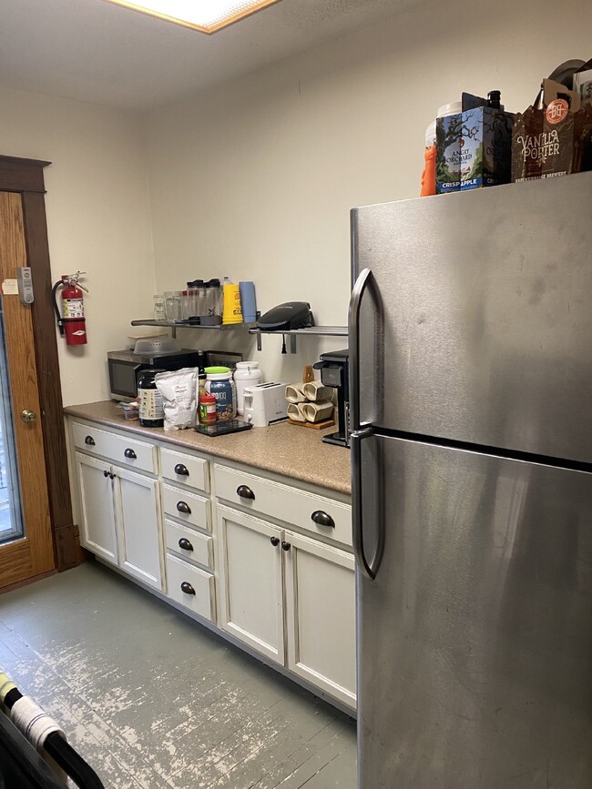 Building Photo - Spacious top floor 4 bed 1 bath by UWEC!
