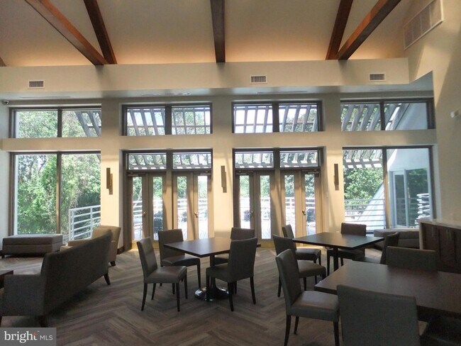 Building Photo - 1640 Oakwood Dr