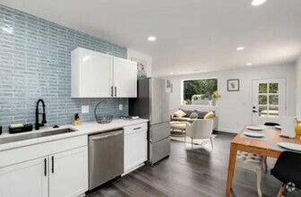 Building Photo - Gorgeous 3 bed/2 bath in 30310!