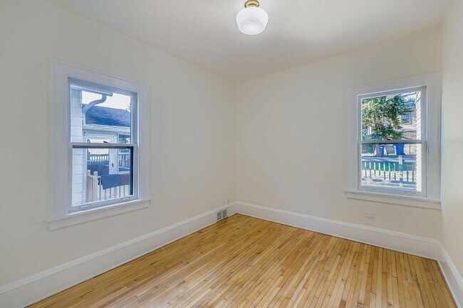 Building Photo - 1683 Minnehaha Ave E