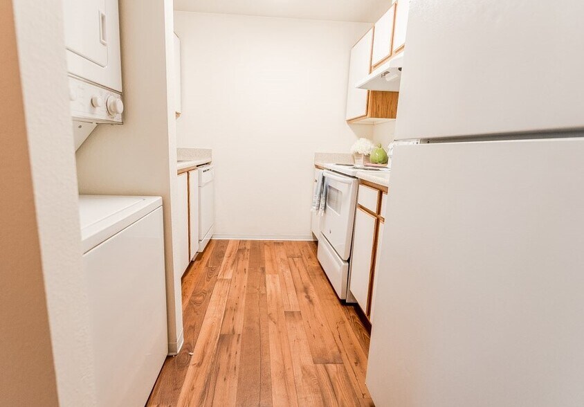 Fife Apartments - The Lakes at Fife Apartments - Kitchen and Laundry - The Lakes