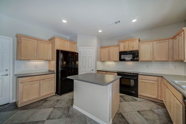 Building Photo - 2143 W Marconi Ave