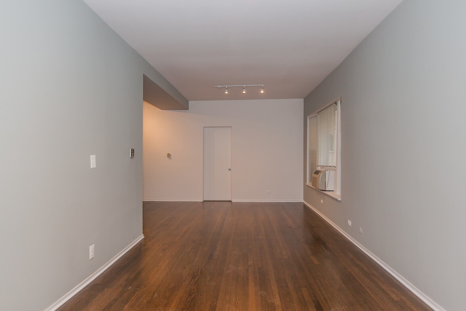 Building Photo - 727 W Cornelia Ave