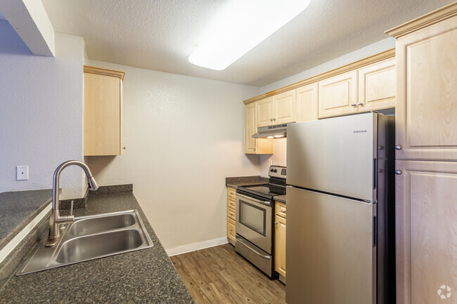 2 BR, 1 BA - 807 SF - Skyline