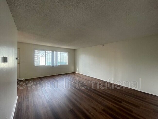 Building Photo - 1303 W 107th St