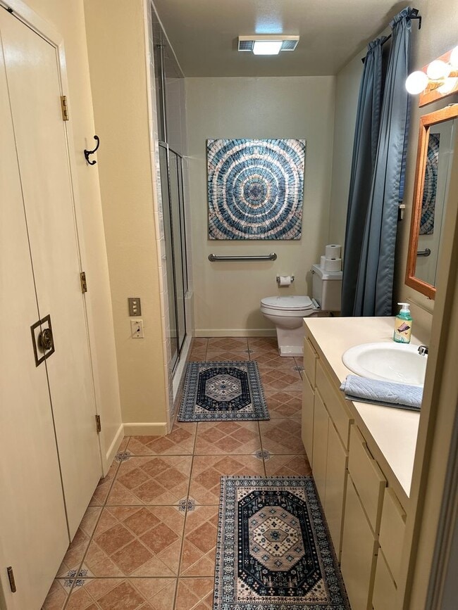 Building Photo - ONE BEDROOM, one bath, FULLY FURNISHED; AL...