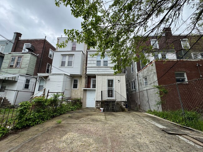 Building Photo - 4935 Walnut St