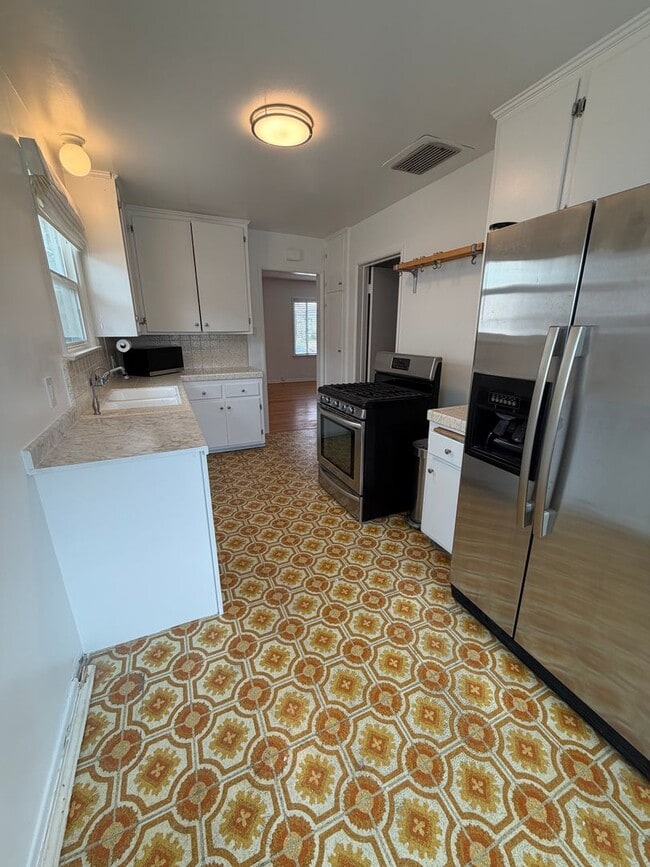 Building Photo - 3-Bedroom Home for Rent in El Camino Village | 2-Car Garage & Private Backyard