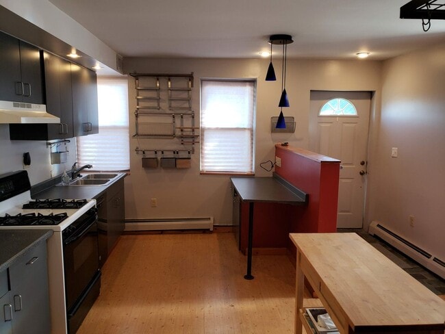 Building Photo - 2 Bedroom 2 Bathroom Single Family Home (South Side Slopes)
