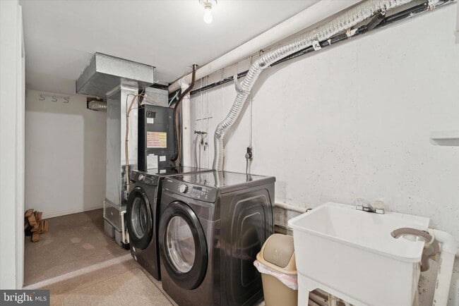 Building Photo - 70 Rickmar Ln