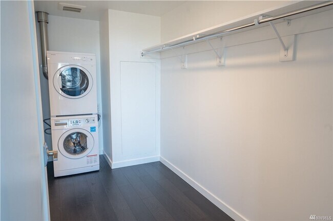 Building Photo - 1Bd+Den/1Ba Seattle Condo