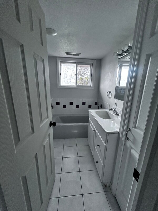 Building Photo - 4025 Kenyon Ave