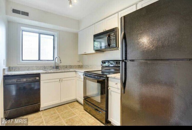 Building Photo - 3230 S 28th St