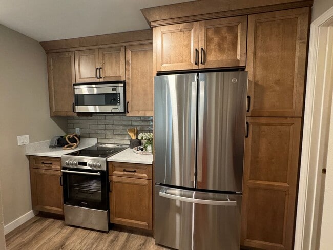 Building Photo - Beautiful One Bedroom Condo - HEAT INCLUDE...