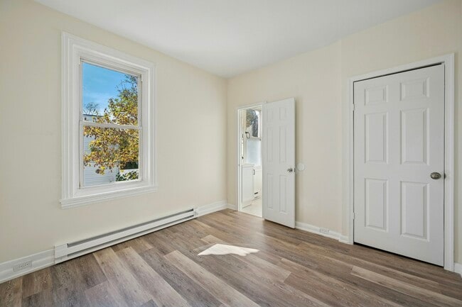 Building Photo - 109 W Queen Ln