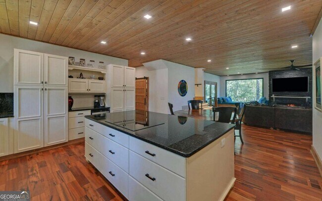 Building Photo - 675 Freedom Heights Dr