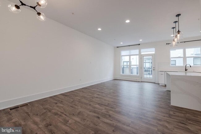 Building Photo - 11382 Emerald Park Rd