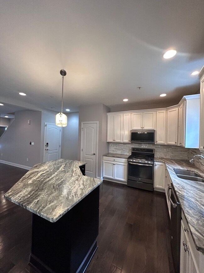 Building Photo - Modern 3-Level North Side Townhome with Garage
