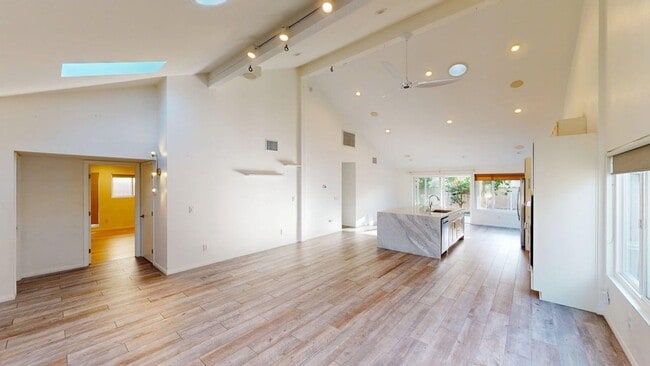 Building Photo - Spacious and beautifully updated 4 bedroom home available for long or short term lease.