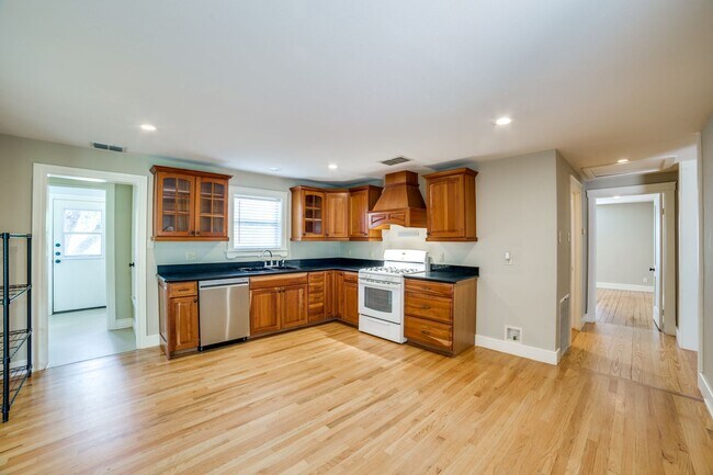 Building Photo - CASTLE HILLS FAMILY HOME