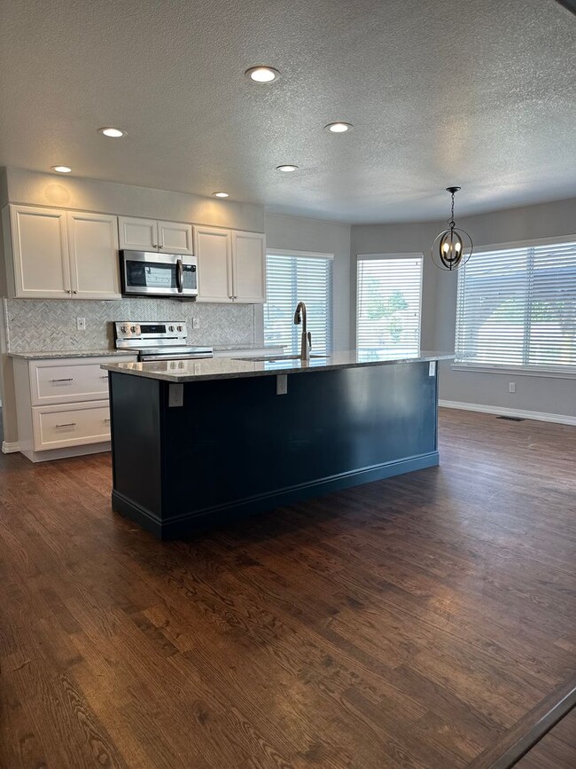 Building Photo - Stunning and HUGE 5BD/3.5BA in Paint Brush...