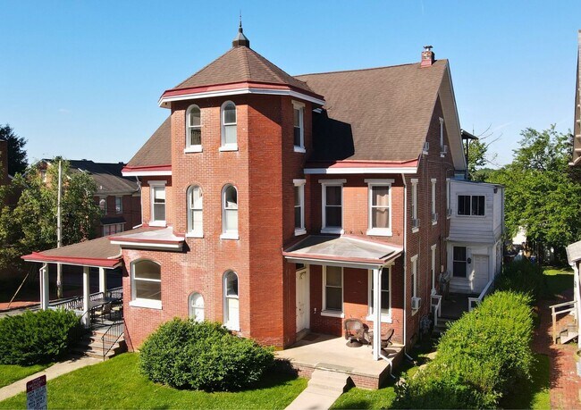 Building Photo - 402 N Church St