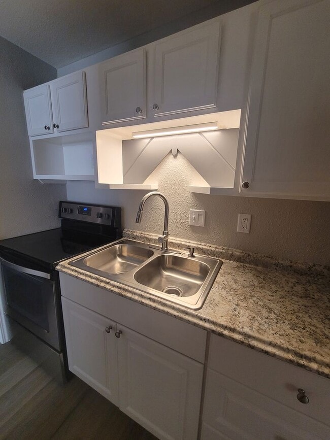 Building Photo - Remodeled Studio Apartment