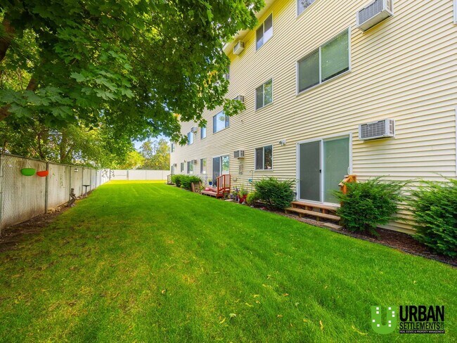 Building Photo - Modern 1 bedroom condo with garage for ren...