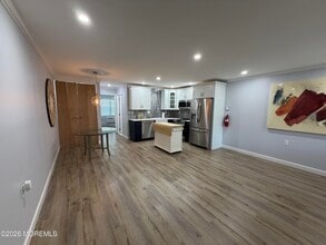 Building Photo - 533E Dartmoor Ct