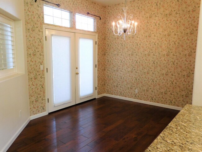 Building Photo - 5215 Vía Amore