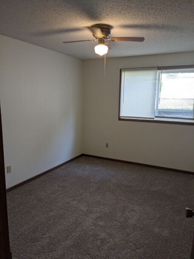 Building Photo - Quiet apartment along Westwinds